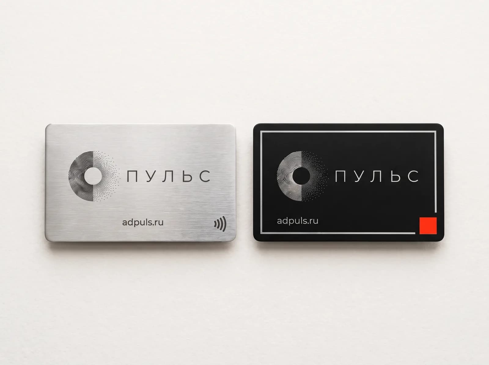 Две металлические NFC-визитки: из шлифованной стали стандартная и чёрная со своим макетом