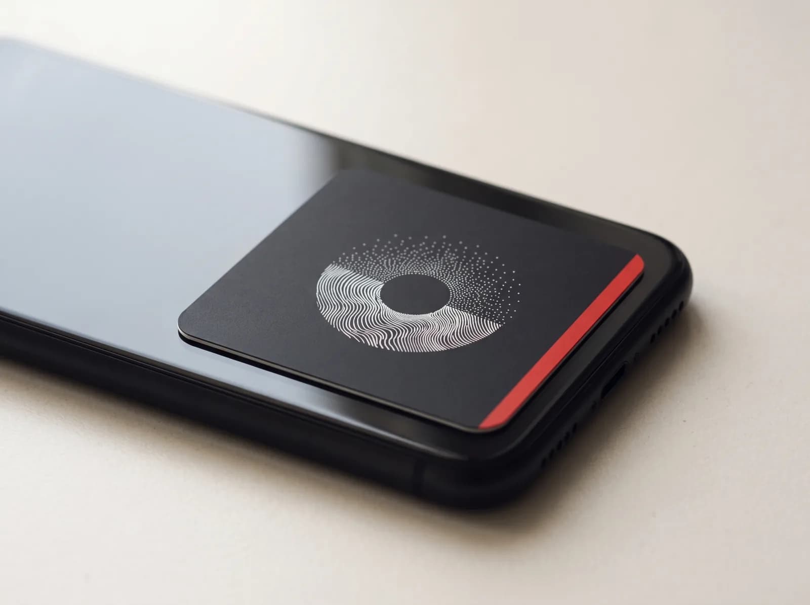 NFC-наклейка на столе кафе